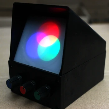 Trys sintetinių eksperimentinis įrenginys, skirtas įrodyti prietaiso optinės fizikos eksperimento šviesos šaltinio spalvos